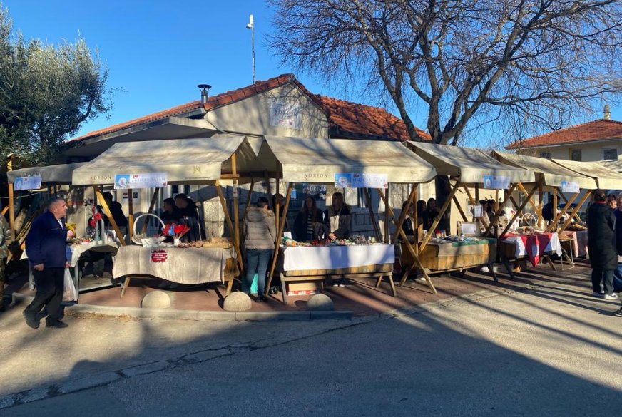 Održan božićni sajam školskih zadruga